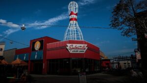 Howl Splitsville Golf Suites Foxborough — Sports bars in Providence