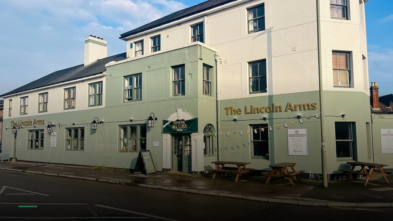 Lincoln Arms Pub & Rooms - Sports Bars in Crawley