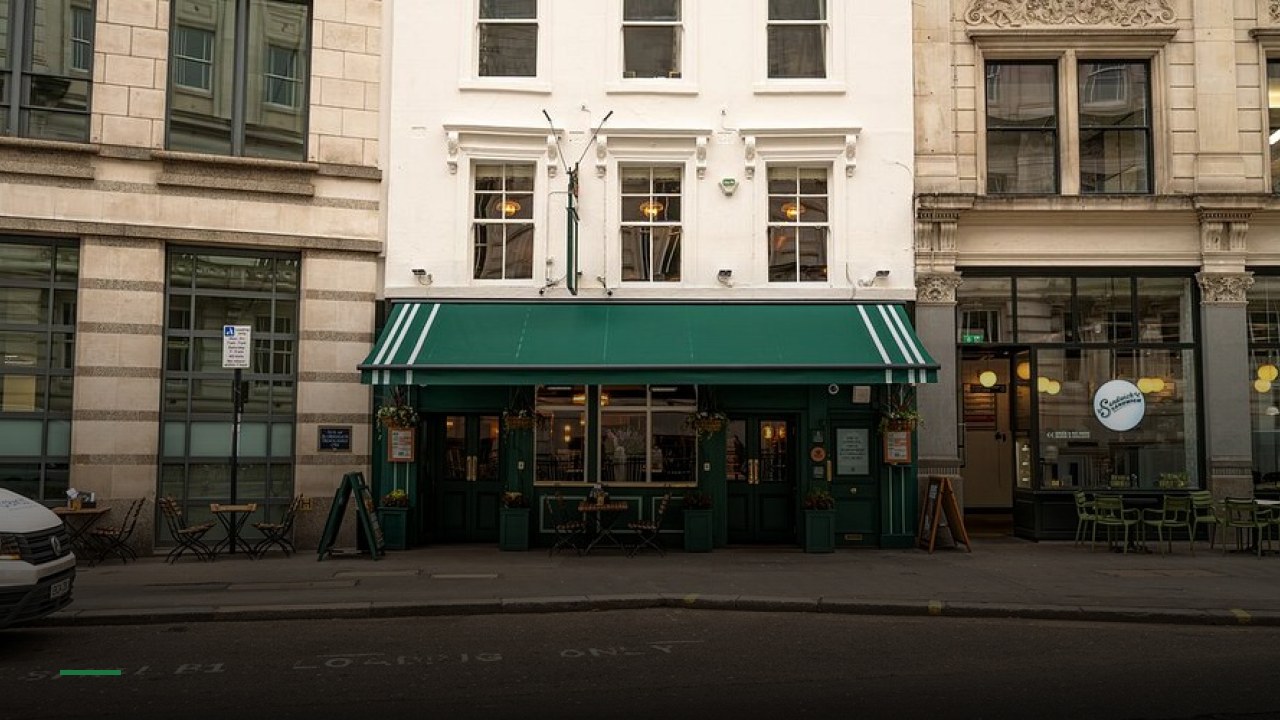 Lord Raglan - Sports Bars in London