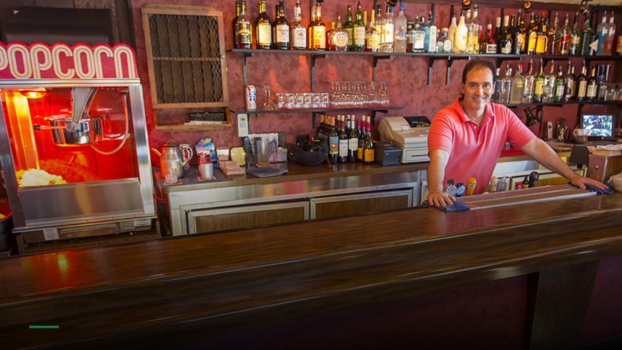 Manning’s Restaurant & Bar - Sports Bars in Minneapolis