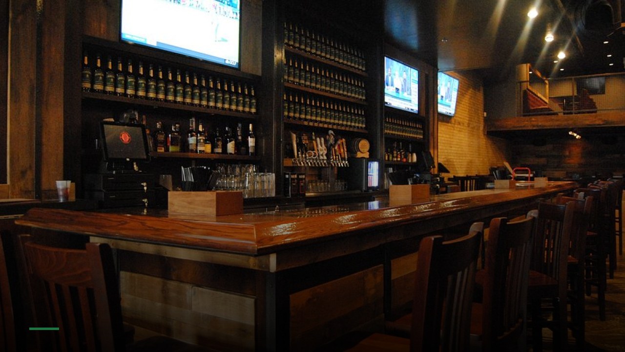 Oak Barrel Public House - Sports Bars in Milwaukee