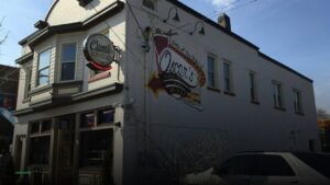 Watch MLB at Oscar's Pub & Grill in Milwaukee