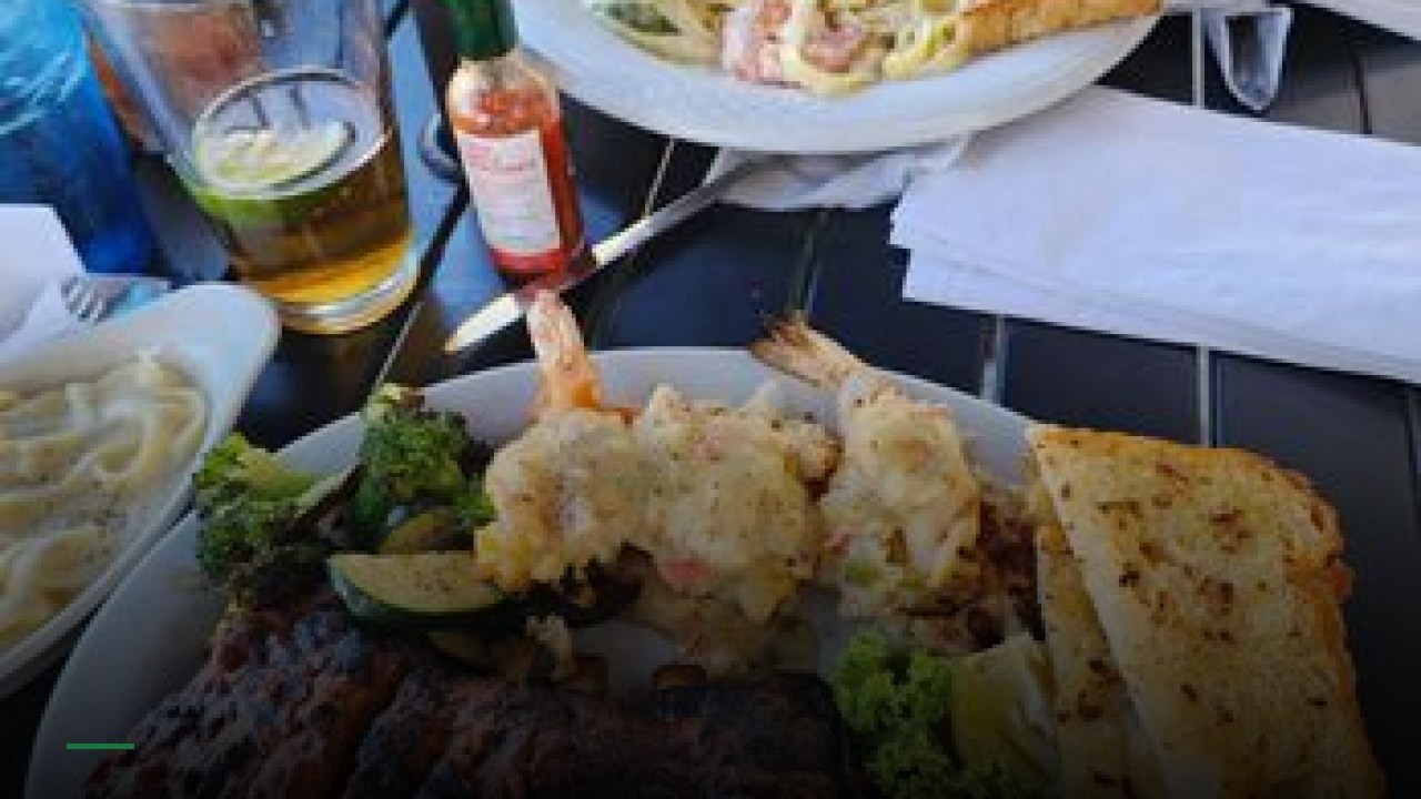 Pelican Isle Restaurant and Bar - Sports Bars in Long Beach