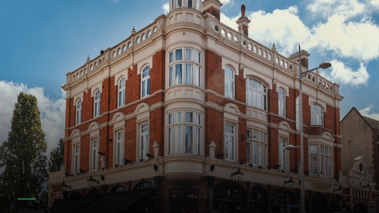 The Black Lion - Sports Bars in Luton