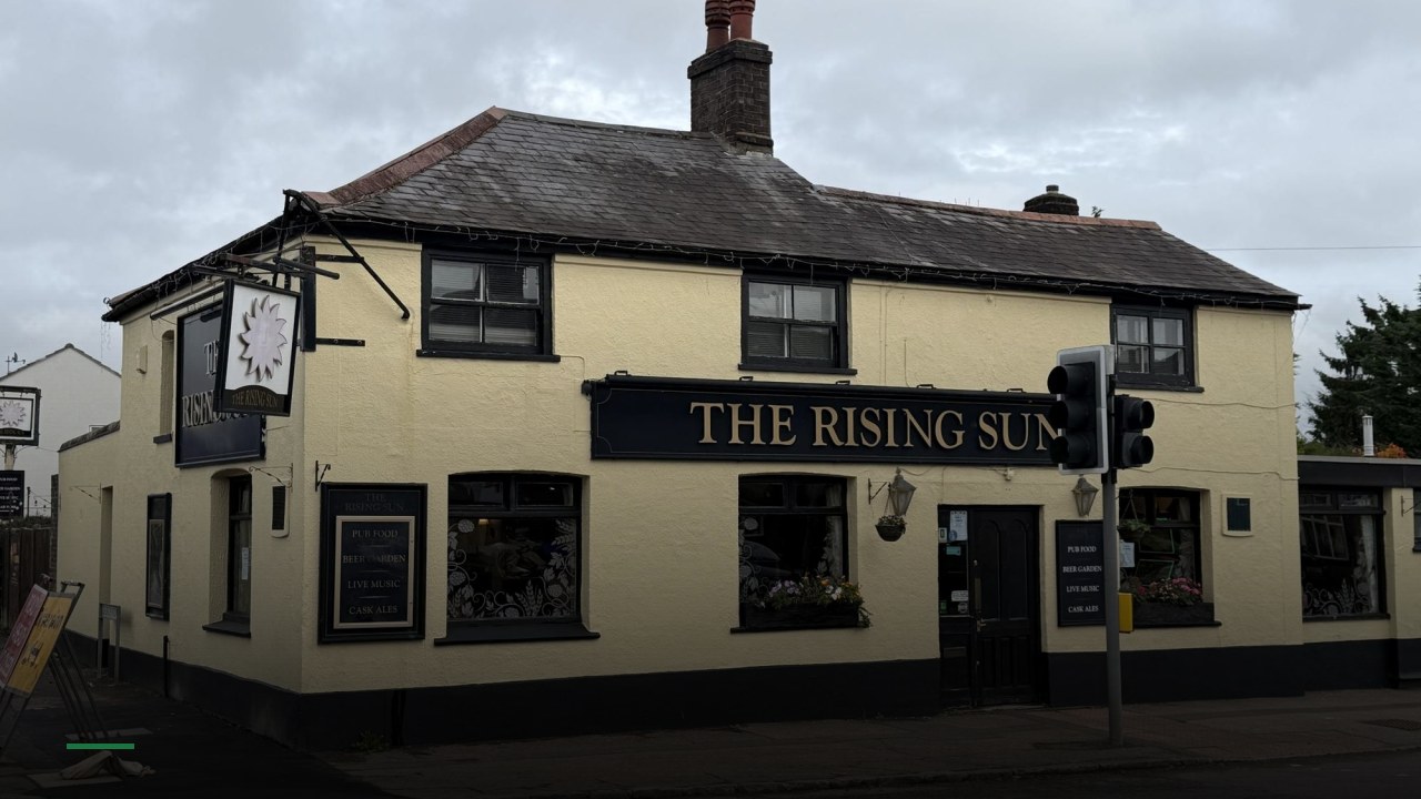 The Rising Sun - Sports Bars in Luton